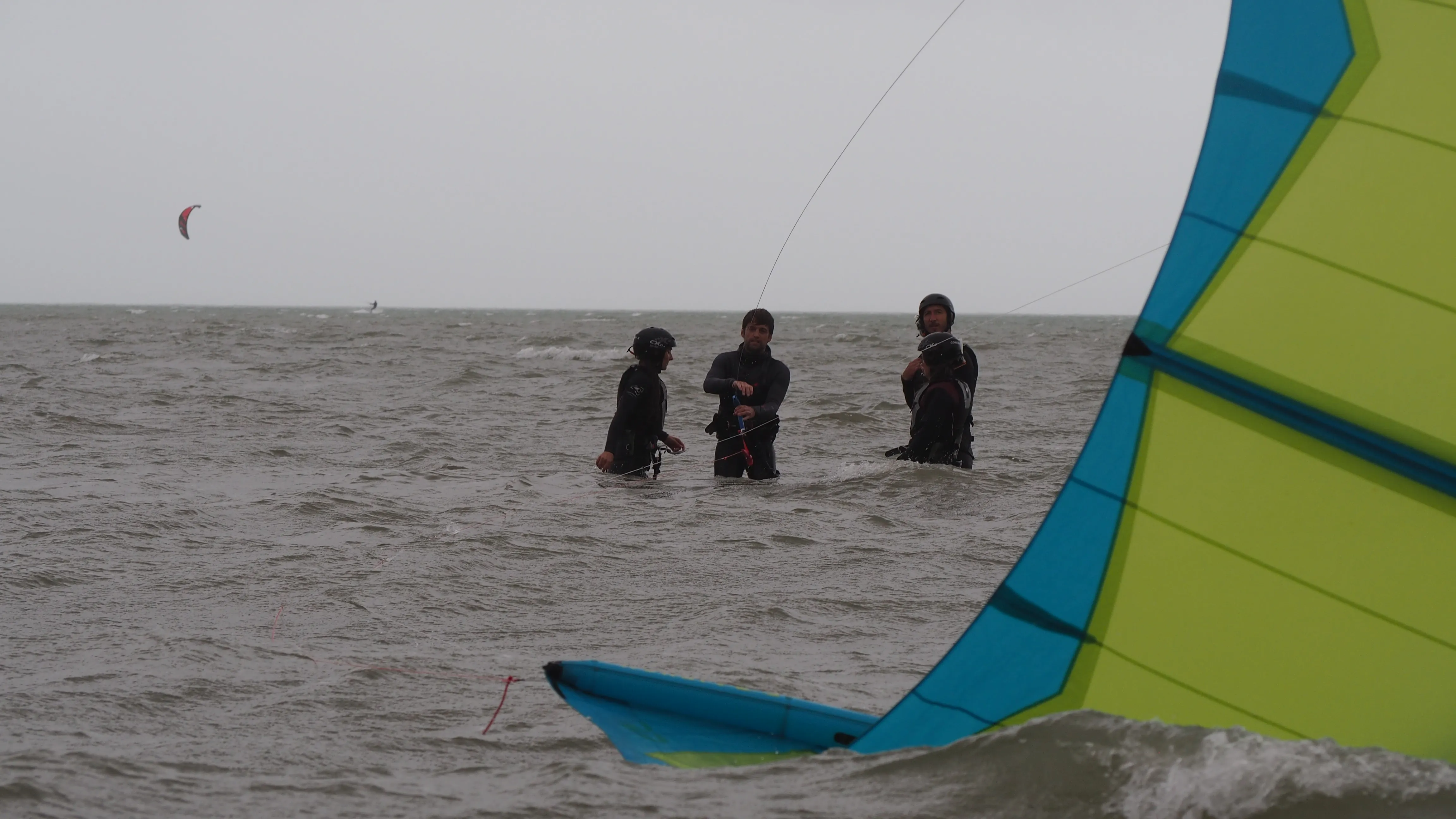 Un cour de kitesurf dans l'eau dispensé par Ré Kite School